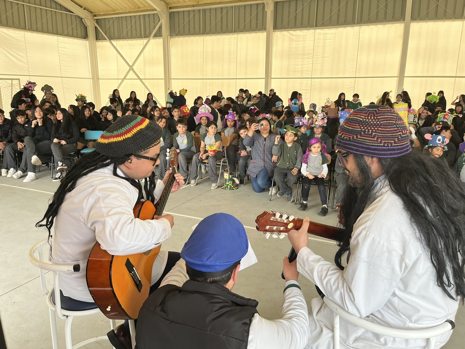 Actividad musical con guitarra junto a estudiantes