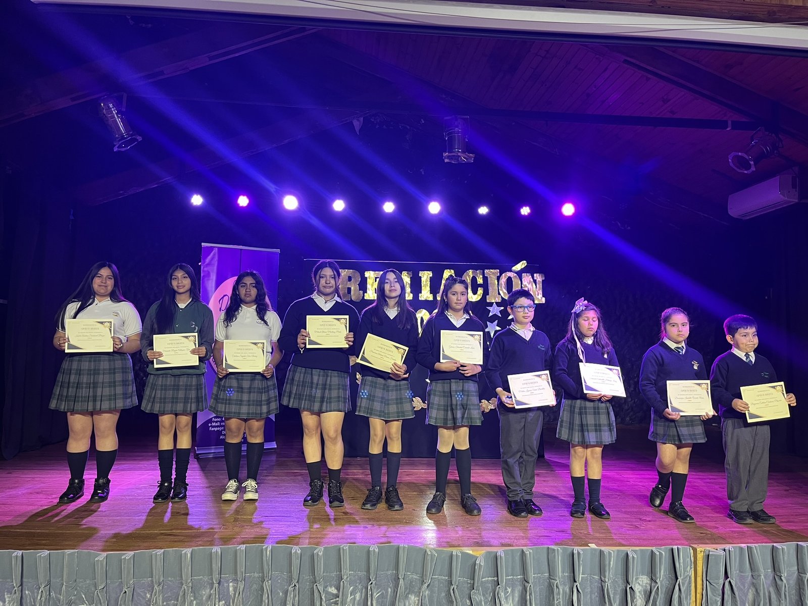 Premiación a estudiantes en el escenario