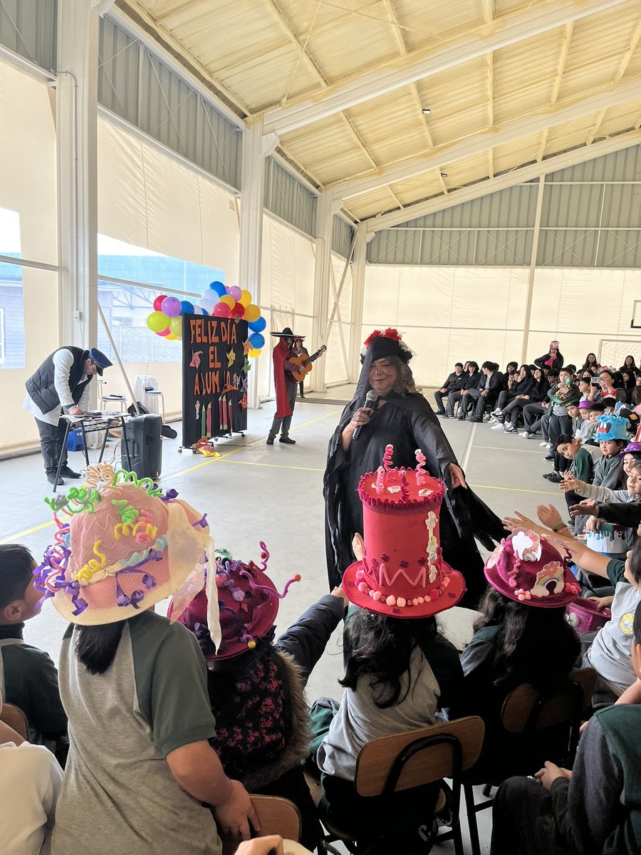 Celebración con disfraces y sombreros creativos